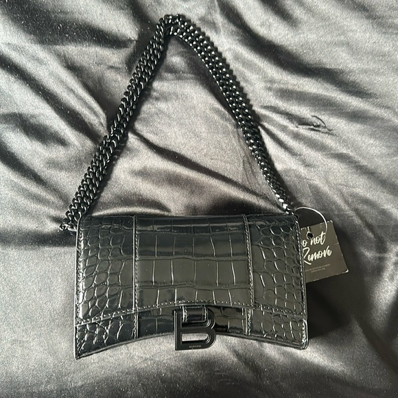 Women’s Hourglass Wallet on Chain Crocodile Embossed in Black. - Picture 1 of 3